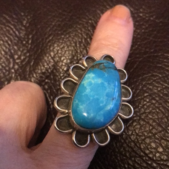 Substantial size turquoise and sterling native ring. - Picture 4 of 4